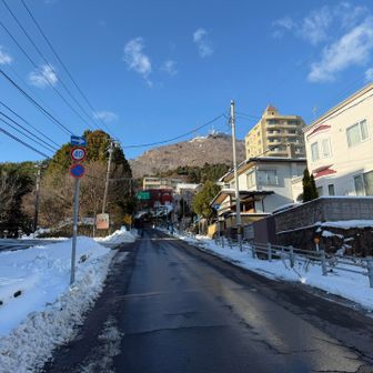 そのロープウェイ脇から登山口に向かいます