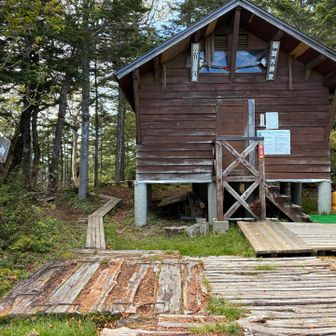 避難小屋に弘法大師堂があります。