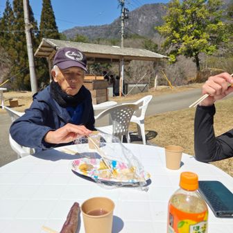 早速
地元のお漬け物とふかしたサツイマイモ🍠をたらふくいただきます←ORIBA ちゃんの割った薪でふかしたのね
今回の開山祭の一番の目的と言っても過言ではない😁
