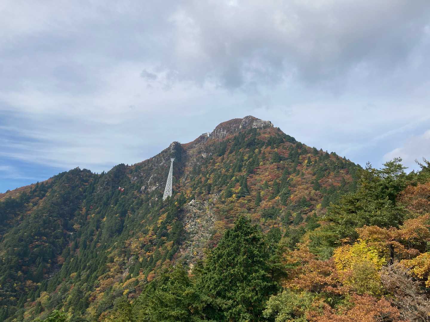 ５合目からの御在所岳。