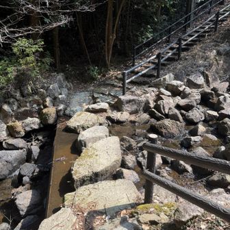 滝の上を渡渉します