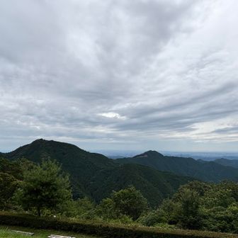 山頂の神社から離れた場所に位置する
「長尾平」でしばし休憩です。

手前のピークは日の出山、
御岳山から縦走する人も多いのだとか。