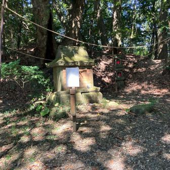 朝日山権現（霊山の中心だそうです）