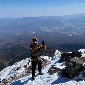 私の後ろに見える手前の山は男山／天狗山かな？
さらに後ろは御座山？