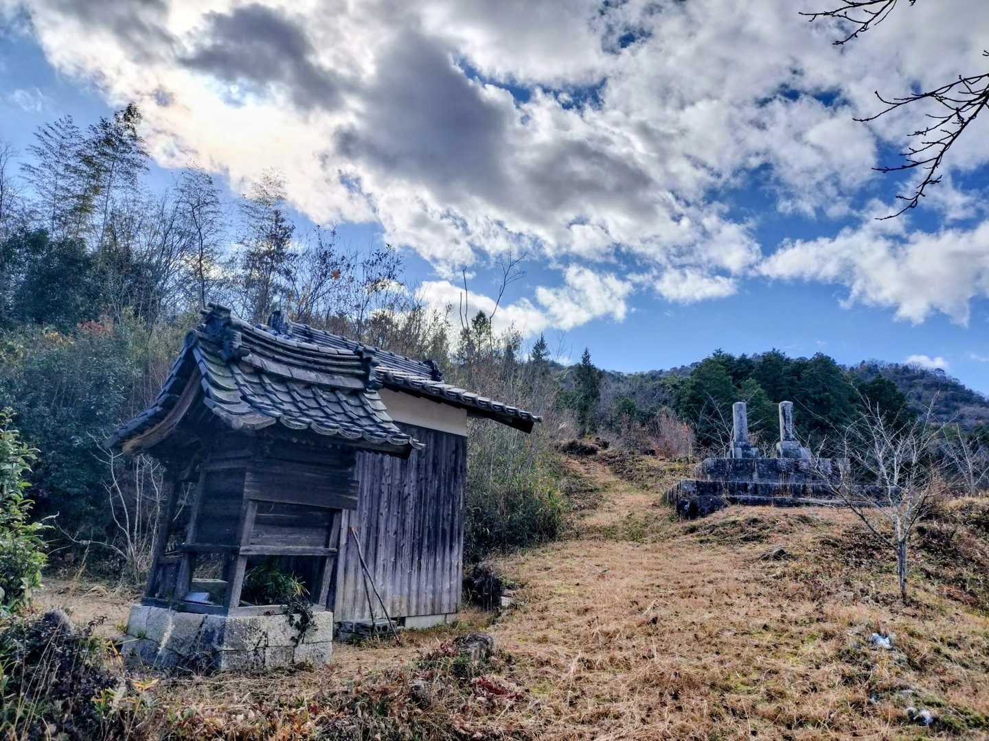 登り始めてすぐに西光寺跡