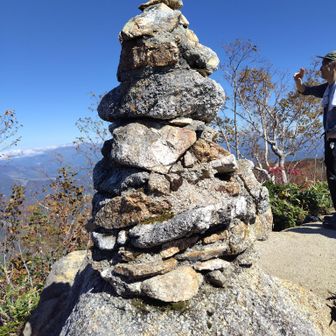 中遠見山山頂。体力的気持ち的には大遠見山まで行きたかったが、下りのテレキャビンの時間も気になり…景色を堪能してゆったり下ることに。