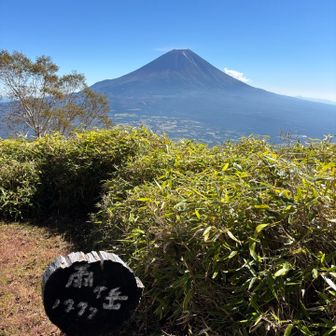 雨ヶ岳山頂です。素晴らしい富士山です。