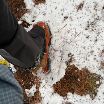 それにしても…
チェンスパに、すごく雪とか葉っぱとか着くし…
下駄を履いているみたいだ