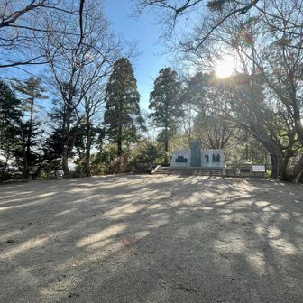 神変山のてっぺんはこんな感じ。
林野庁殉職者の碑がある。
誰も来ないので静か。
たくさんベンチもある✨