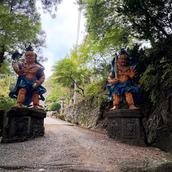 大きな仁王像が建っています