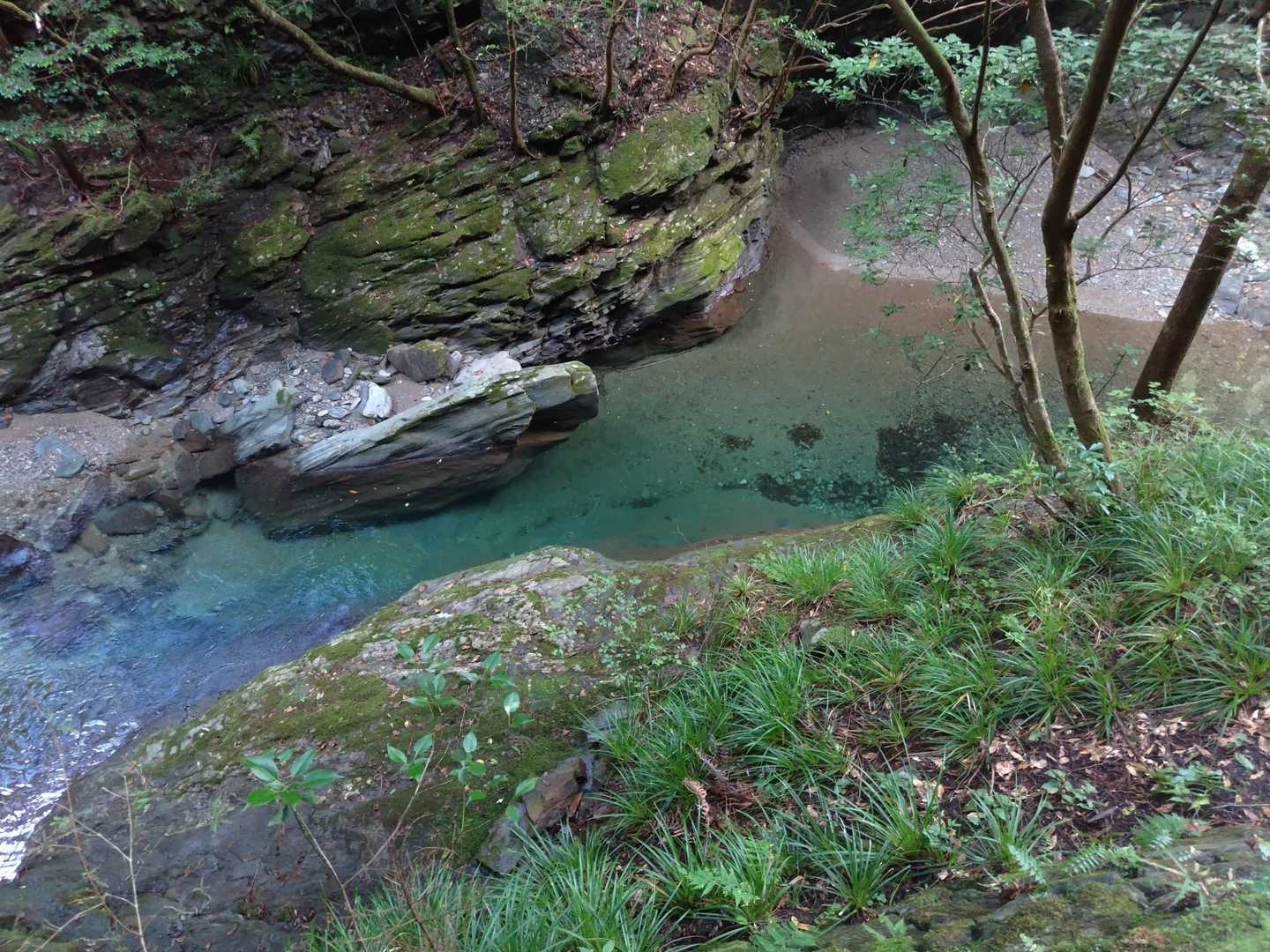 水の透明度高し
