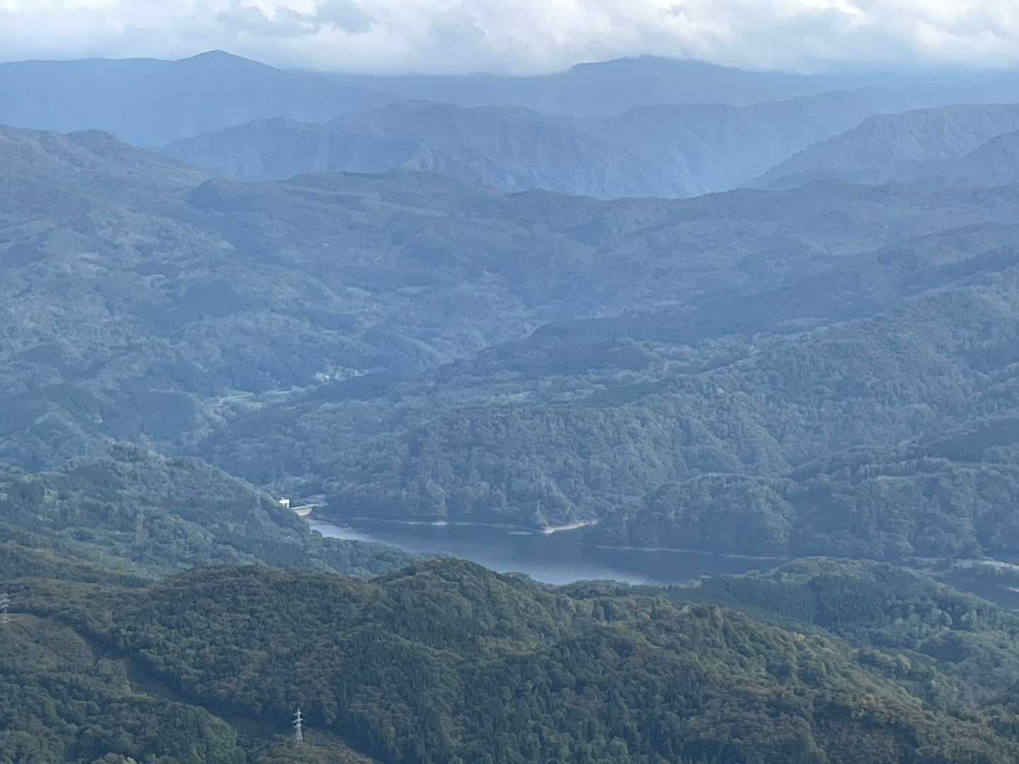 山頂眼下には荒沢ダムが…