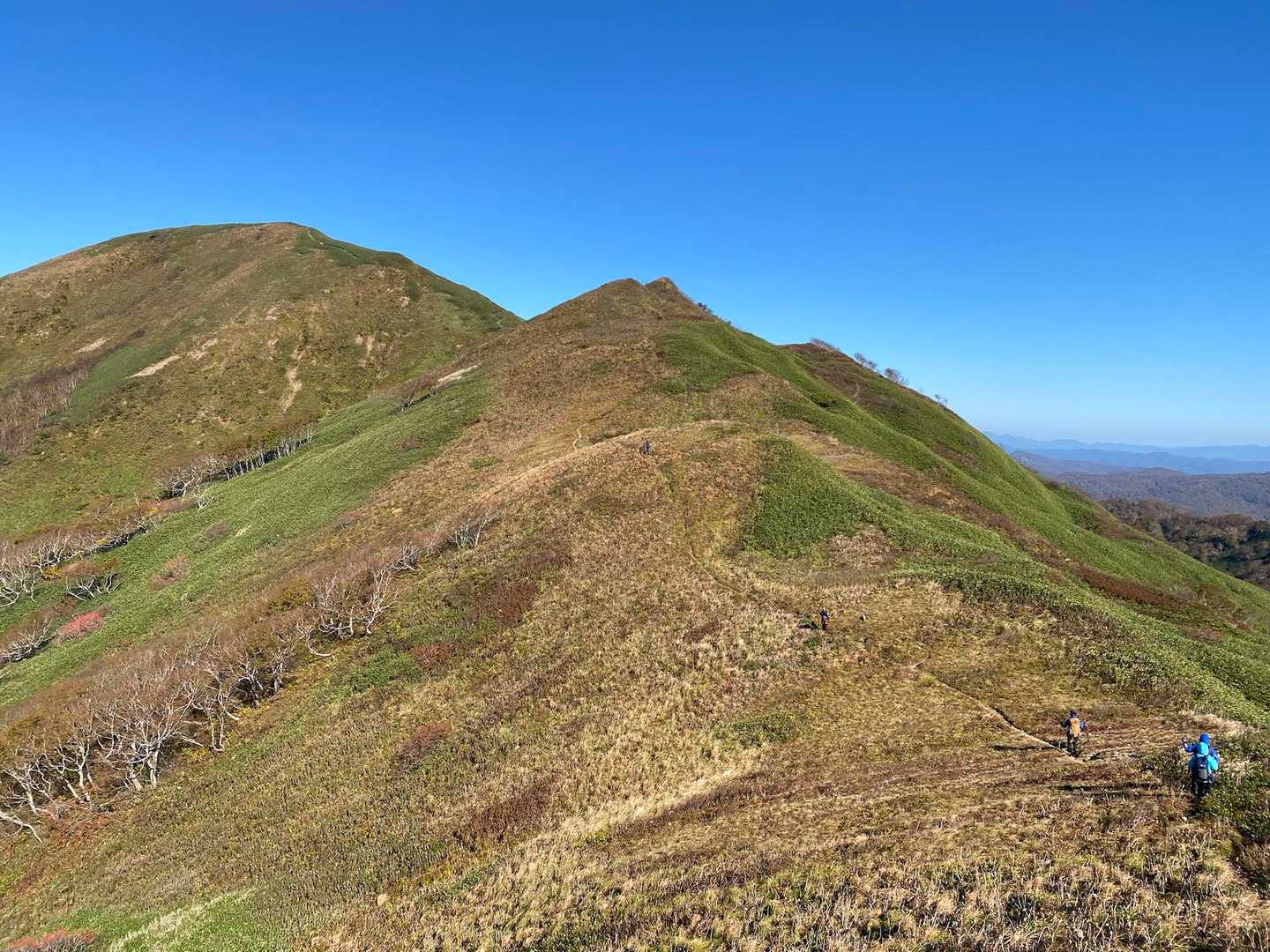 まずは手前の江良岳へ