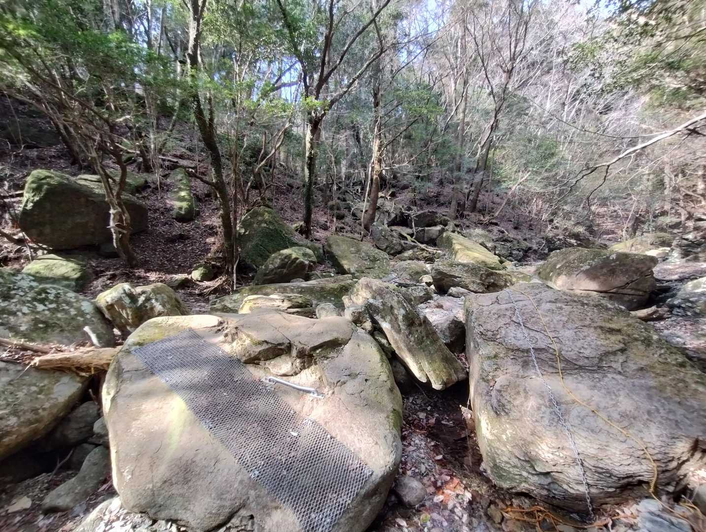 岩の上に、金網があって、滑らないようにしてあります！！