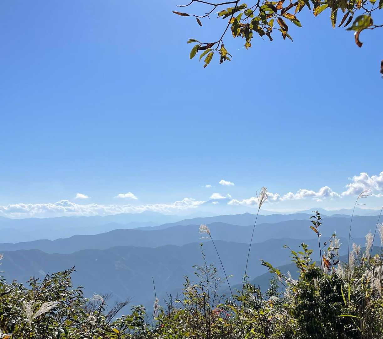 富士山うっすら。手前の山並みと綺麗なグラデーション
