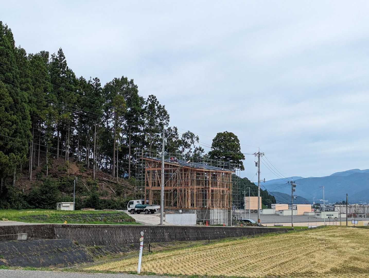 登山口すぐ横

屋根にいる大工さんに 
「何が建つの〜」と聞いたら
「住宅っ」って帰ってきた😮・・・


ゲンキーを前に信号待ち🚥してて
ふと下見たら🤣
マダニが歩いてる😱😱😱
咄嗟に運転席ドア開けてポイ
一刻も早く除去したかったので
写真も撮らず😆
けど いきなり熱い路面に放り出されたマダニの事考える事できなかった😅
(ゴメンついてきた君がわるいんだよ…
車乗る前にチェックしたのに…な…🤔