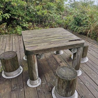山頂から向こう側へ少し下りて
展望台