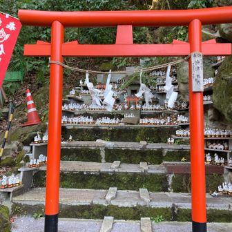 本殿脇の狐塚の横（この鳥居の左側）から稜線に上がる道があったようなのですが、通行できないようです、なので再び宇賀福神社へ戻り大仏ハイキングコースへ