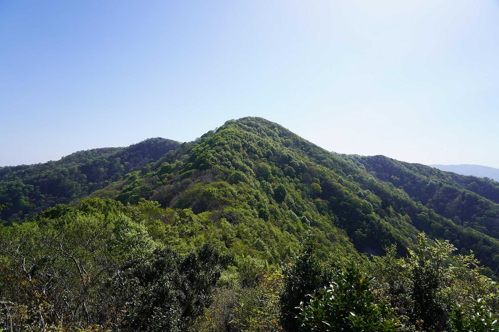 次の小倉谷山を目指して稜線を進む