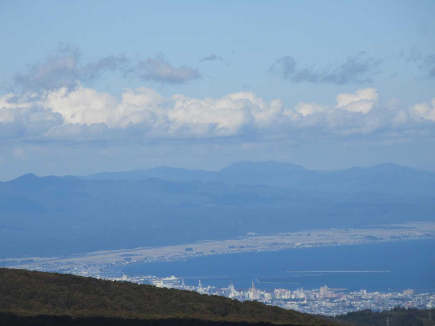 青森市街
向こうに蓬田のお山
さらに向こうに三厩のお山…あの形は増川岳？山頂にいってみたいなぁー！