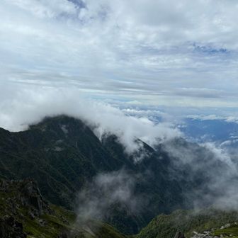 向かい南西　三ノ沢岳山肌☁️