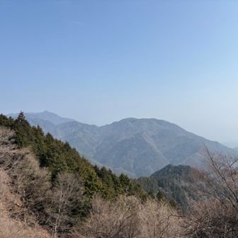 野登山へ向かう途中の展望箇所から見る入道ヶ岳と鎌ヶ岳