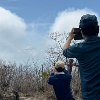 下山前の茅ヶ岳山頂で、突然現れた富士山にみんな釘付け。