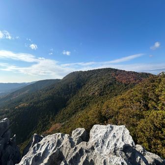 先程までいた三岳山と兎荷山。いい景色！