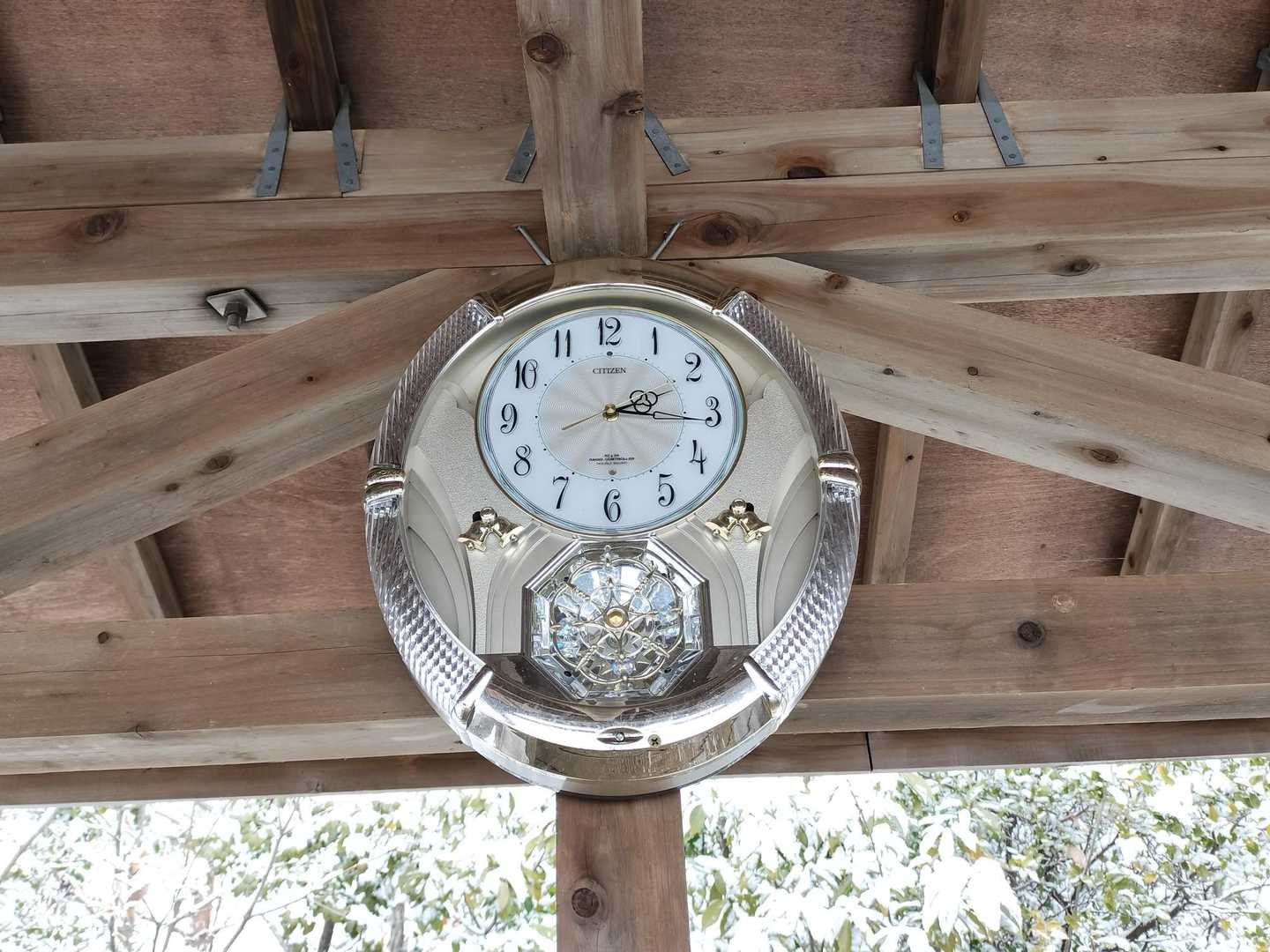 秒針が逆に回ってる