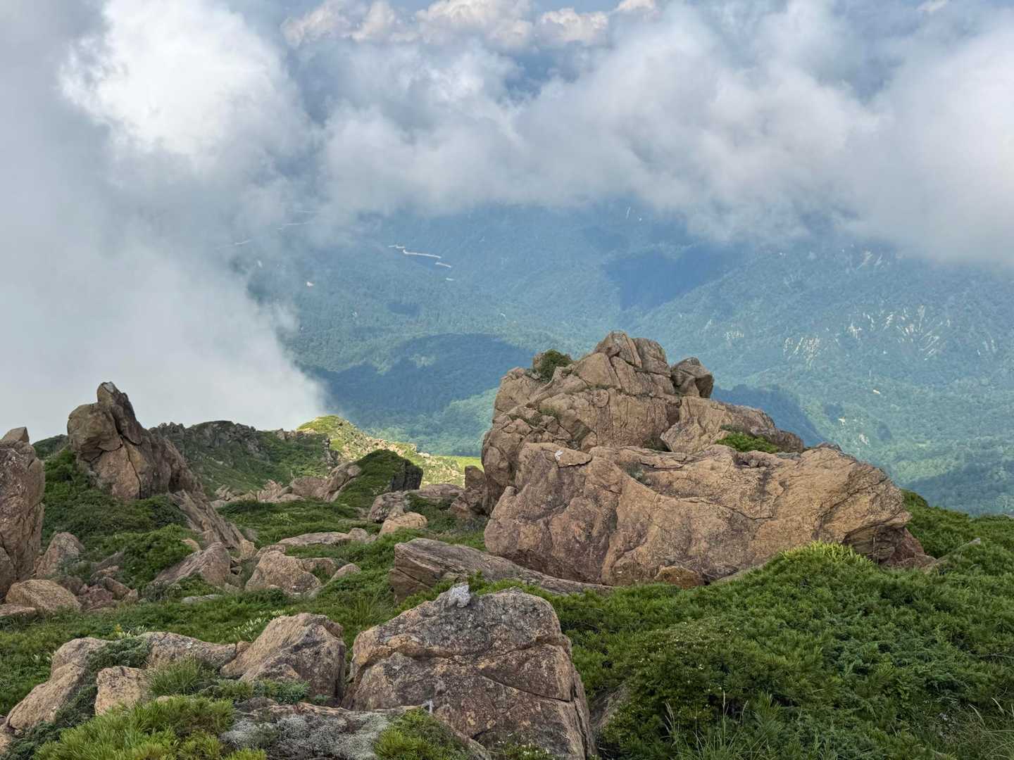 大きな岩がゴロゴロ