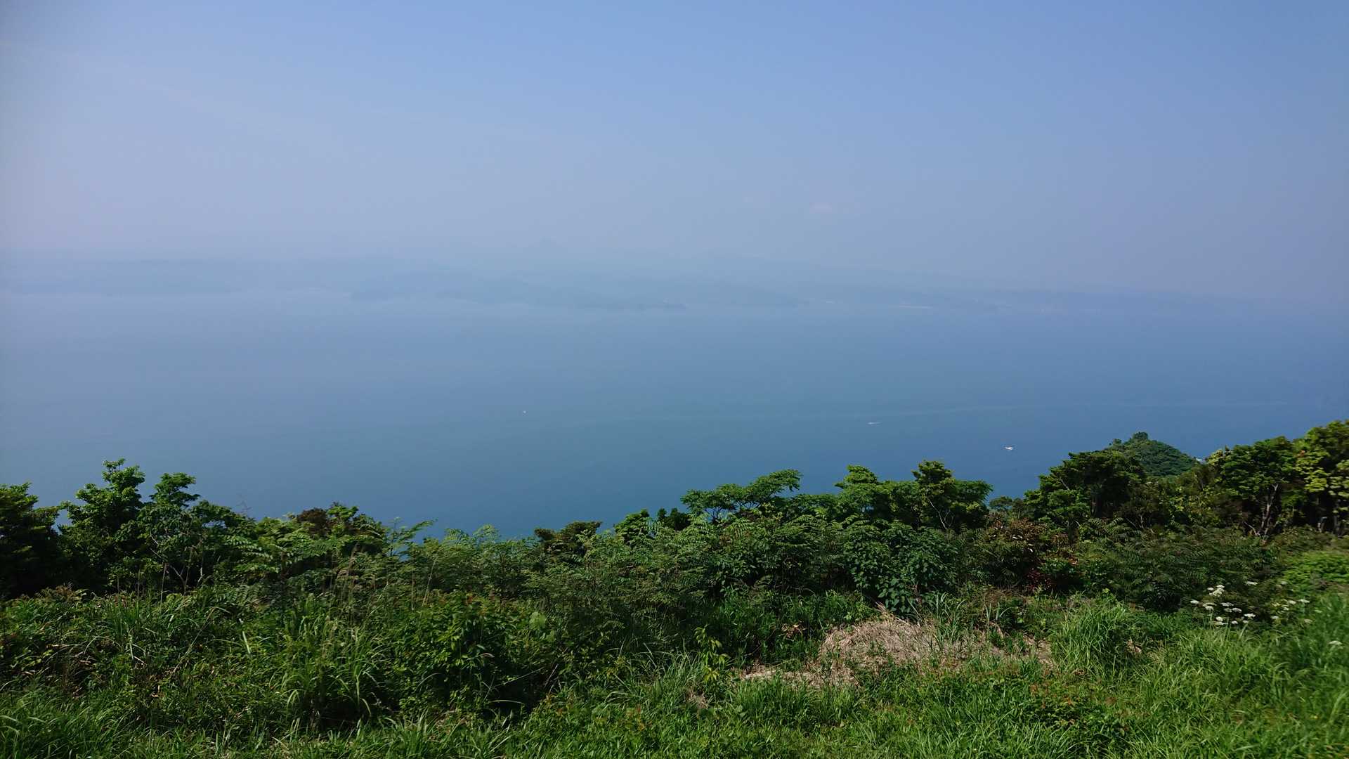 振り返る😆
ちと霞んでるけど、対岸の国東半島が見えます