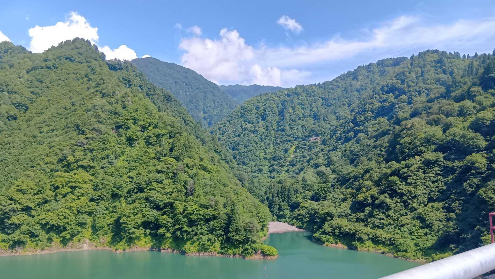 奥に見えるのが蒜場山！