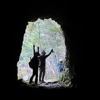 手彫りのトンネル、シルエット好きの人が多い😄