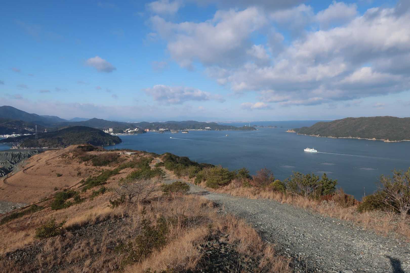 向かいは答志島、定期船が行き交います