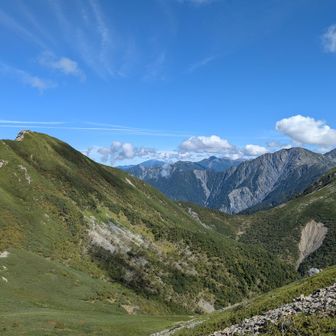 右奥に明日登る荒川三山、まだ遠い。中央に塩見岳、北岳、甲斐駒も見えました。