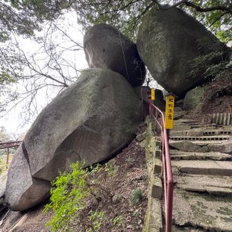 奥の岩もすごい