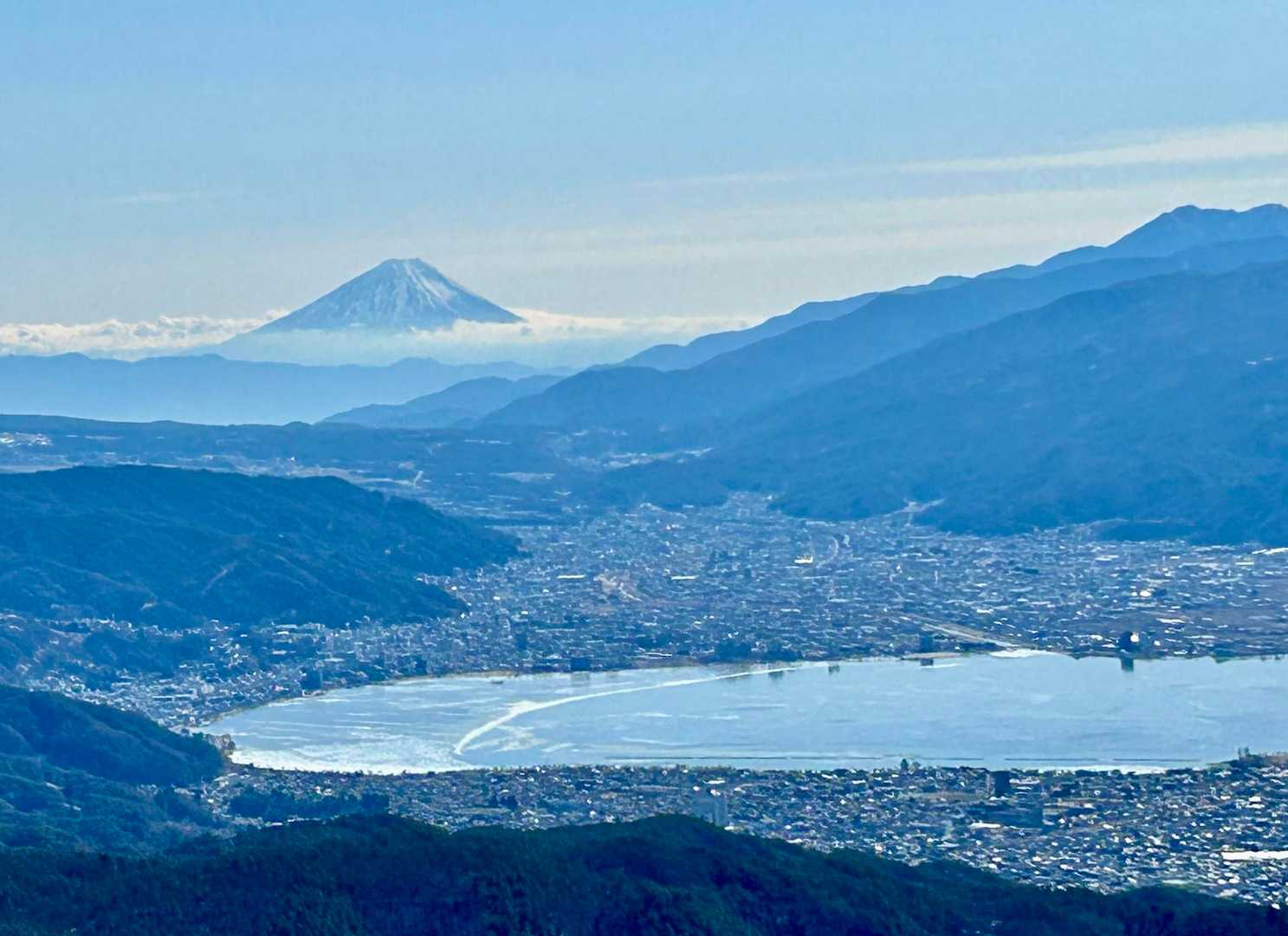 高ボッチ山 | 諏訪湖を眼下に富士山を望む展望峰。山頂は花が彩るのどかな牧草地の写真