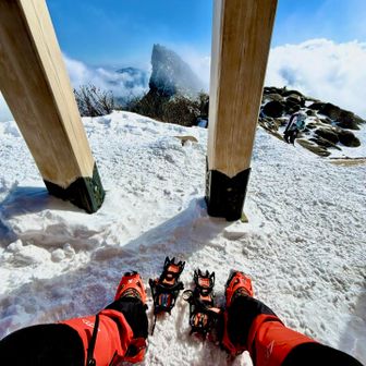 頂上まで軽アイゼンで登りましたが、流石に下りは無理なので12爪に変えます☃️

この直後、分厚いガスが流れてきて爆風と視界が無くなり恐怖でした💦