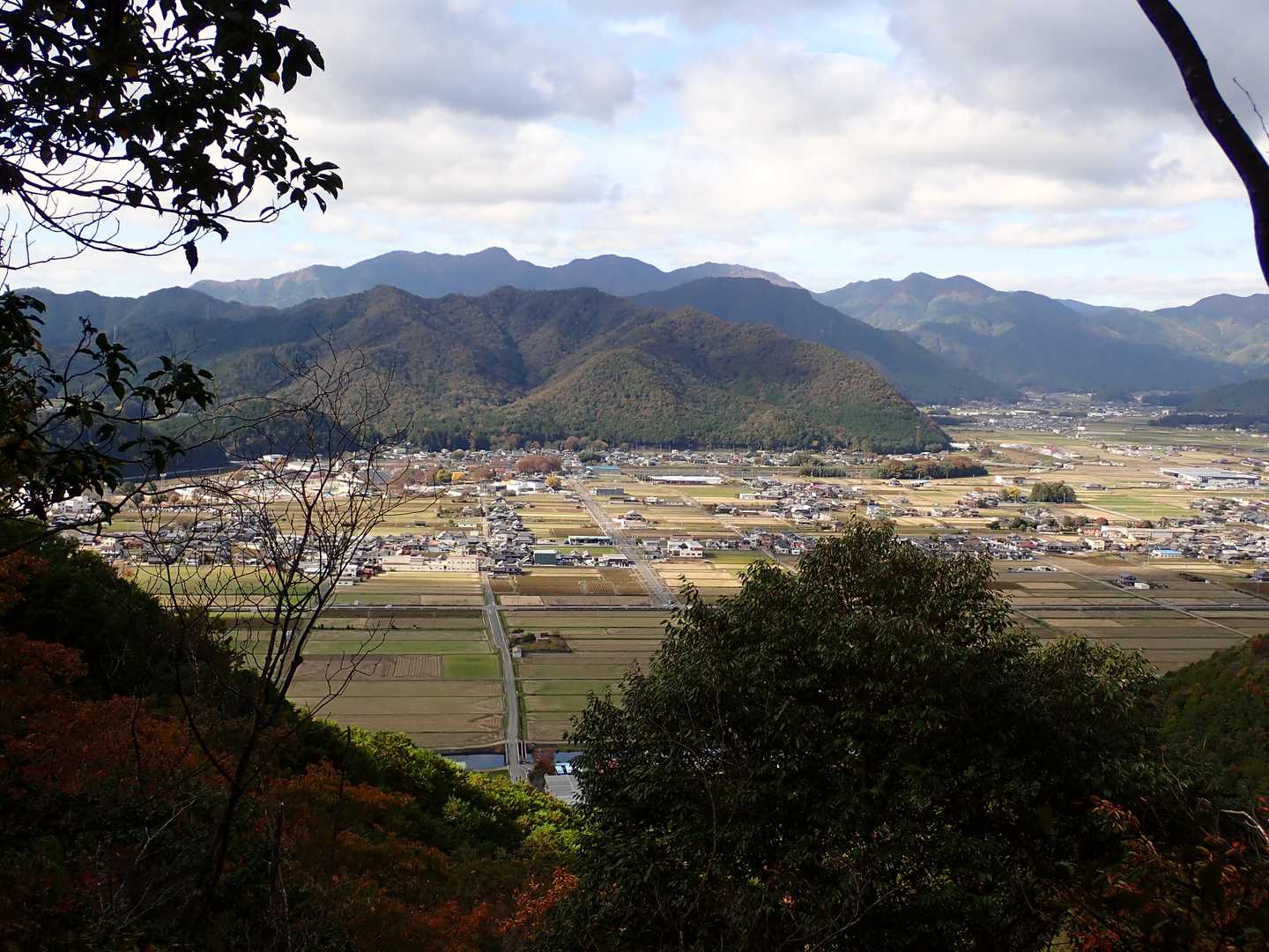 同じ道を下る。
西方向は山頂からは木々が育ち見えづらかったが下山途中からは良く見える。
笠形山、千ヶ峰、妙見山（妙見富士）あたりか？