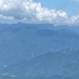 雲の切れ目から荒船山が姿を現しました