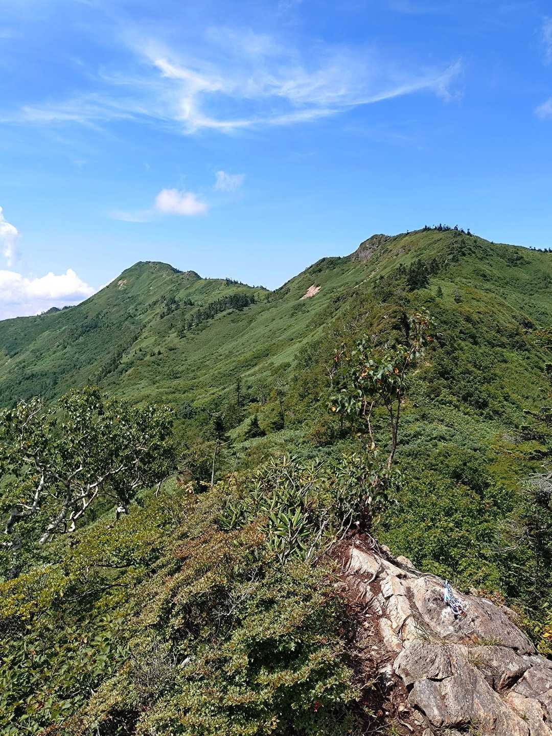 下山途中振り返ってパシャリ📸✨
キツイけど登って良かったと思える大絶景😆

疲れも一気に吹き飛…？
いや…吹き飛びませんね…😅
このあと満身創痍で下山するのでした 笑