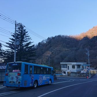 二度目となる山梨交通で大菩薩峠登山口バス停からスタート
気温はマイナス3℃
風が無いのでそれほど寒さを感じない
バスがいつもの色と違ってかわいい感じ(ヴァンフォーレ甲府仕様)
今回は上日川峠へ向かいます