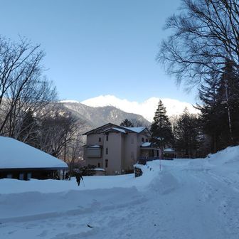 大正池ホテルの手前の屋根下にに冬季トイレあり
ここは冬季トイレ唯一の洋式便座で、さらに便座が温かい。ありがとうございます。
