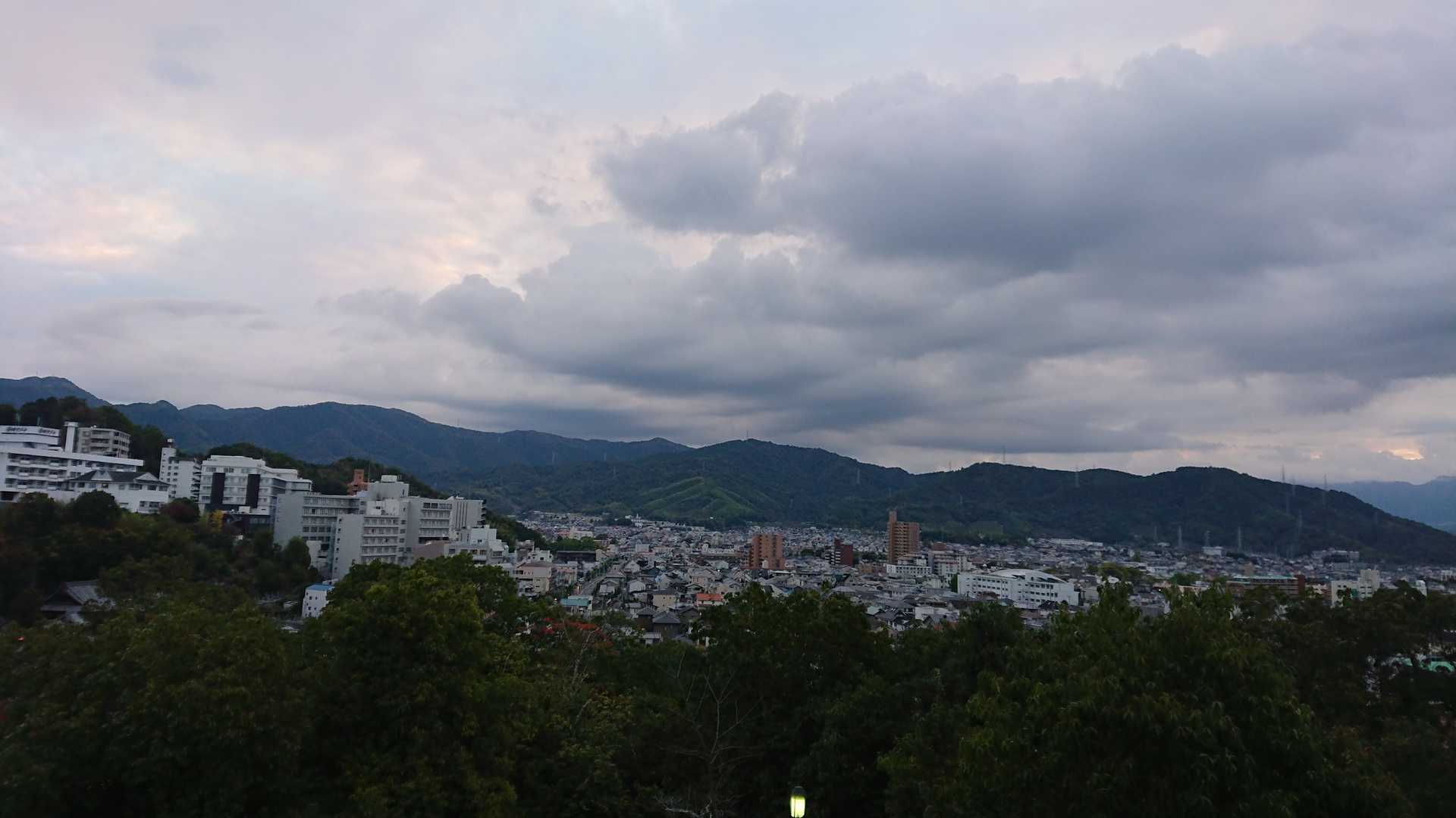 １座目▲湯築山▲
あっという間に展望台✌️曇り気味～☁️ここに着くまでにお散歩や歌を歌ってる方がいらっしゃいました😄朝の時間を有効に使えるってステキですね✨