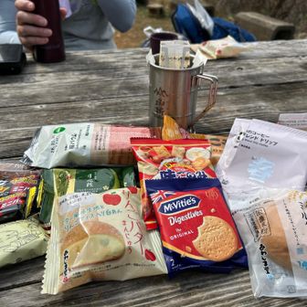 山小屋でトイレ&おやつ🍪🍘🍭休憩
コーヒーが合います。
こりゃ痩せんわー
話が弾みます😂（アミアミの話など）