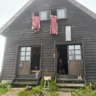 こまの小屋　
赤い三角屋根でかわいい雰囲気

ガスガスだけど布団干してる💦余計に湿ってしまいそうと心配になる。