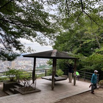 東屋では常連と思しきお姉様方が数名いらっしゃいました。