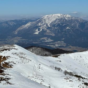 伊吹山

今回本来は岐阜側から伊吹山に入る計画だった。前泊は大垣に宿泊。寝る直前に道路が通行止めと知り、急遽、霊仙山に白羽の矢が立った、というのが今回の流れだ。