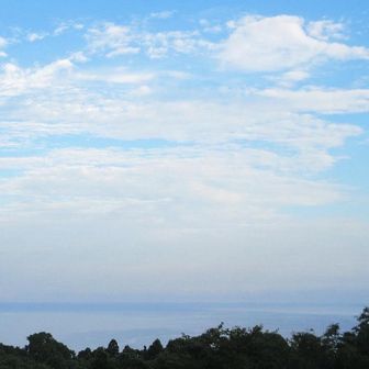 石段上より🩵☁️　　　　　　　　　　　　　　　
空荷のお一方とすれ違う