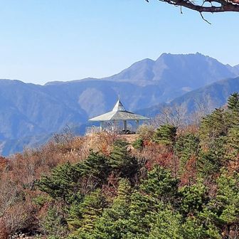 西峰展望台と二ッ岳。
三角点そばの展望岩からの眺めです。